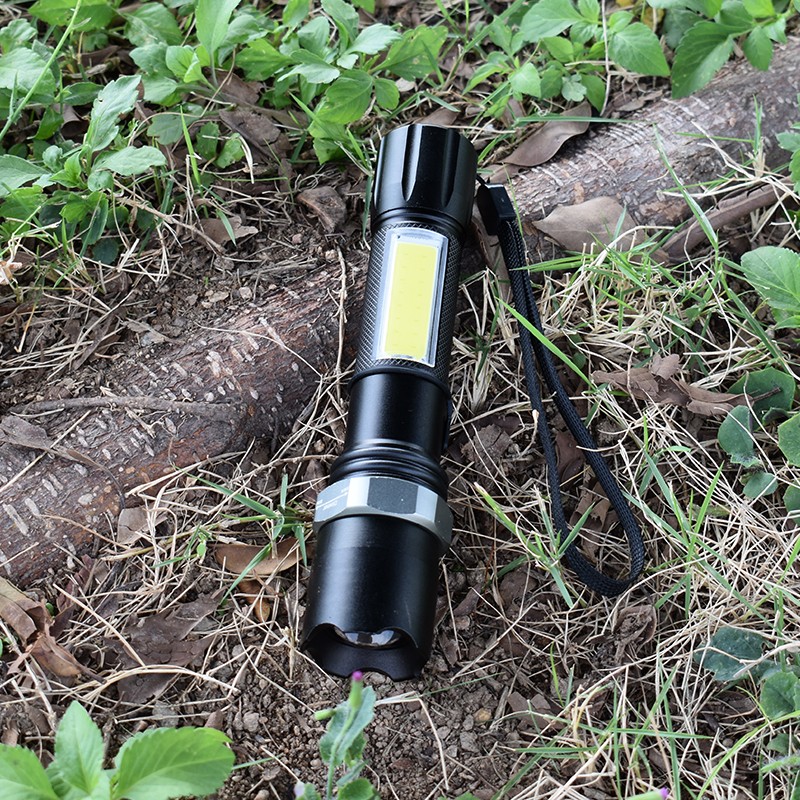 雅尼/led强光手电筒